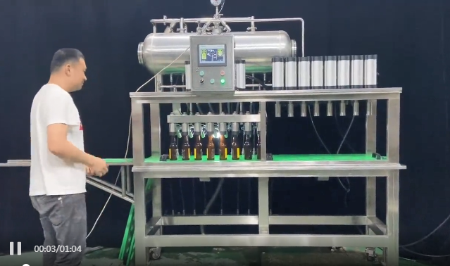 八頭玻璃瓶啤酒灌裝機(jī)試機(jī)！精釀啤酒灌裝壓蓋一體機(jī)—?dú)g迎咨詢！
